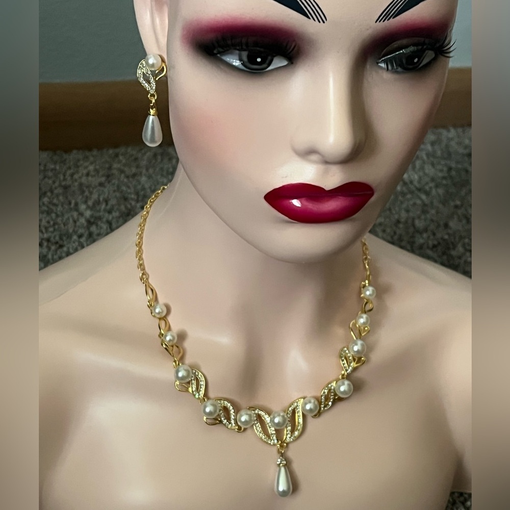 Elegant Gold and Pearl bridal Necklace earrings set